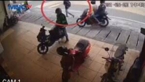 Aksi Penjambretan Terekam Kamera CCTV