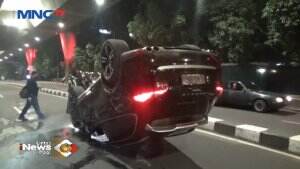 Sebuah Mobil Mewah Terguling
