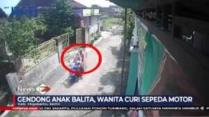 Gendong Anak Balita, Wanita Nekat Curi Motor