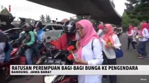 Ratusan Perempuan di Jawa Barat Bagi-bagi Bunga Peringati Hari Kanker Sedunia