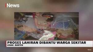 Seorang Wanita di Banten Melahirkan di Tengah Jalan Rusak