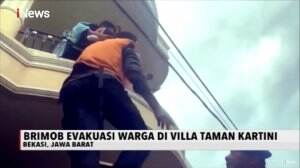 Brimob Evakuasi Bayi Korban Banjir di Villa Taman Kartini, Bekasi