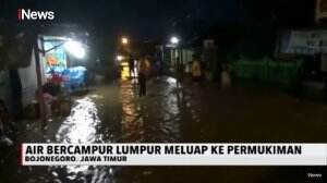 Banjir Bandang Bercampur Lumpur Meluap ke Permukiman Warga di Bojonegoro