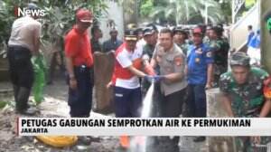 Personel TNI-Polri Bantu Bersihkan Rumah Warga dari Lumpur Pascabanjir