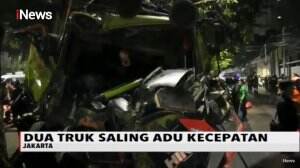 Melaju Ugal-ugalan, Dua Truk Tanah Menabrak Pohon di Cempaka Putih