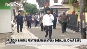 Presiden Jokowi Pantau Langsung Penyaluran Bansos di Johar Baru, Jakarta