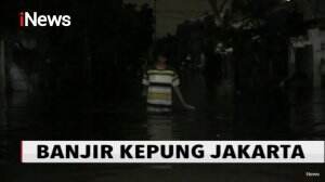 Warga Masih Bertahan Ditengah Banjir 1 Meter yang Rendam Ratusan Rumah di Jelambar