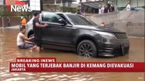 Banjir di Kemang Mulai Surut, Sejumlah Mobil Mewah Dievakuasi
