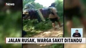 Seorang Warga Terpaksa Ditandu Sejauh 7 Kilometer Karena Jalan Rusak di Sulbar