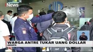 Rupiah Terpuruk, Warga Antre Tukar Dolar