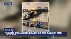 Berswafoto Wisatawan Terjatuh Akibat Jembatan Kayu Roboh