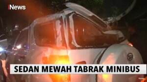 Lupa Nyalakan Sein Saat Menyalip, Sedan Mewah Tabrak Minibus