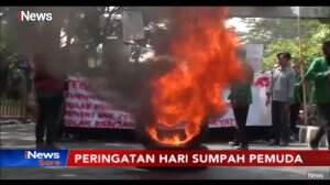 Aksi Bakar Ban Mahasiswa Makassar Warnai Hari Sumpah Pemuda