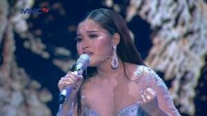 Risa Sangat Menghayati Nyanyikan Lagu