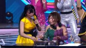 Mpok Alpa Asyik Joged Dengar Musik Ajeb-Ajeb