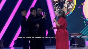 Siapa Sih Pria Ini Tiba-Tiba Nyerang Lusi Waktu di Panggung?