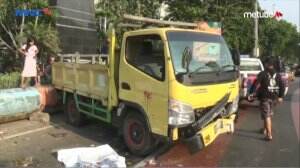Truk Tabrak Trotoar
