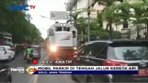Viral! Mobil Dinas Halangi Jalur Kereta Api di Solo