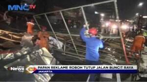 Papan Reklame Roboh Dimakan Usia, Sebabkan Jalanan Macet Panjang