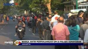 Antrian Panjang Warga Perpanjang SIM di Polsek Kemayoran