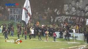 Ribuan Suporter PSM Makassar Kecewa Terobos Lapangan Atas Hasil Liga 1 PSSI