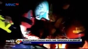 Wanita Muda Terperosok ke Saluran Air di Duren Sawit Saat Asyik Main Ponsel