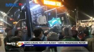 Hampir Dipukuli! Seorang Supir Bus Trans Jakarta Tabrak Pemotor Wanita