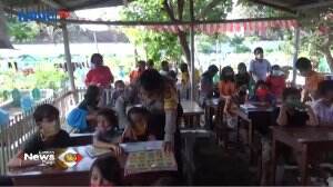 Ada Wifi Gratis, Banyak Siswa Belajar di Tengah Kuburan