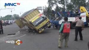 Truk Box Bermuatan Cairan Disinfektan Terbalik