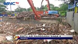 88 Truk Dikerahkan Untuk Mengurai Tumpukan Sampah di Pintu Air Manggarai