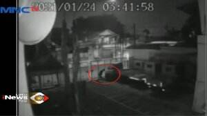 Aksi Pencurian Sebuah Mobil Terekam Kamera CCTV