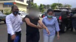 Polisi Berhasil Menangkap Wanita Yang Berbuat Mesum Di Halte Bus