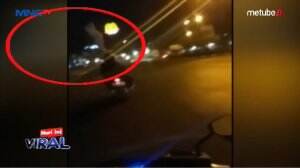 Viral! Pocong Ini Berdiri Diatas Pemotor