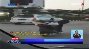 Aksi Pria Mengendarai Sepeda Motor Sambil Tidur