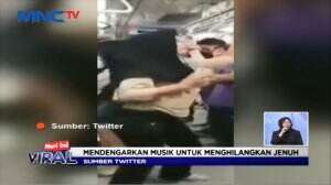 Asiknya Joged Di KRL