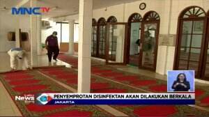 Cegah Virus Korona, Petugas Dewan Masjid Indonesia Semprotkan Cairan Desinfektan Sejumlah Masjid di Kawasan Kumuh