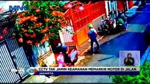 Lagi-lagi Terekam CCTV, Pencuri Gasak Motor di Pinggir Jalan