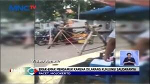 Aksi Emak - Emak Dobrak Barikade Di Mojokerto