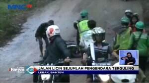 Pengendara Motor Tergelincir di Jalan Licin Akibat Truk Galian Tanah