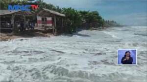 Ombak Tinggi Hancurkan Pantai Dan Tempat Wisata
