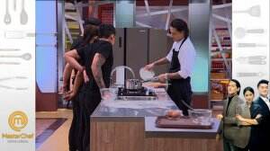 Sebelum Memasak, Chef Juna Beri Arahan Untuk Black Team - Gallery 9