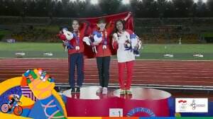 Penyerahan Medali  di Atletik 10000m Putri di Sea Games 2019