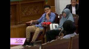 Tampil Nyentrik, Trio Ikan Asin Tampak Satu Suara Hempas Kesaksian Fairuz