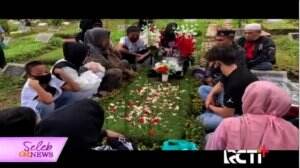Hari Ke Dua Lebaran, Sule Temani Anak Berziarah