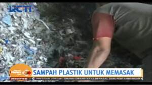 Warga Gunakan Sampah Plastik Untuk Memasak