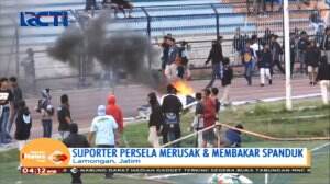 Kompetisi Liga 1 Ricuh! Supporter Persela Turun ke Lapangan dan Rusak Fasilitas