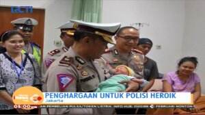 Polisi Heroik Membantu Seorang Ibu Melahirkan