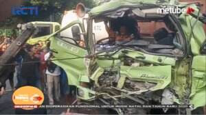 Ban Pecah Truk Tronton Alami Kecelakaan