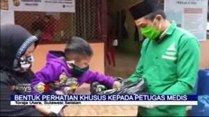 Toleransi, Puluhan Pemuda Bagikan Telur Paskah Untuk Tim Medis