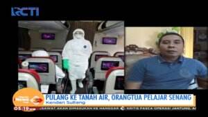 Orang Tua Pelajar Indonesia Bahagia Anaknya Tiba Di Indonesia